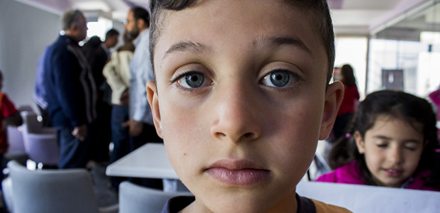 Πορτραίτο μικρού Σύριου πρόσφυγα κατά τη διάρκεια της συνέντευξης τύπου και διαμαρτυρία, την Τετάρτη 30 Απριλίου, στο ξενοδοχείο Beach Elena, στη Νέα Χώρα όπου 140 συνολικά Σύριοι προσφυγες φιλοξενούνται προσωρινά / Νίκος Αγγελάκης